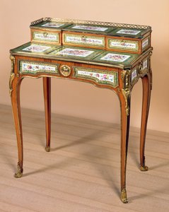 Lady&39;s&39;bonheur de jour&39;写字台，1765年（郁金香木饰面橡木镶嵌Sevres瓷牌和镀金青铜）